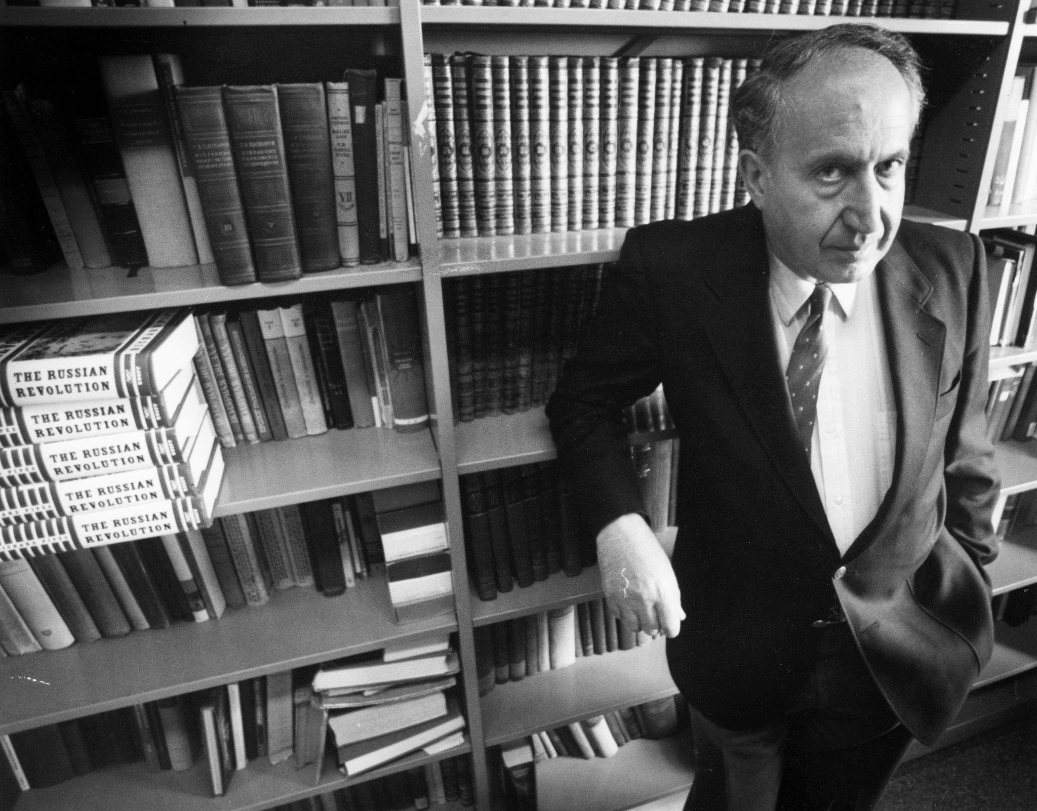 Ричард Пайпс в библиотеката на Харвард, 1991 г.